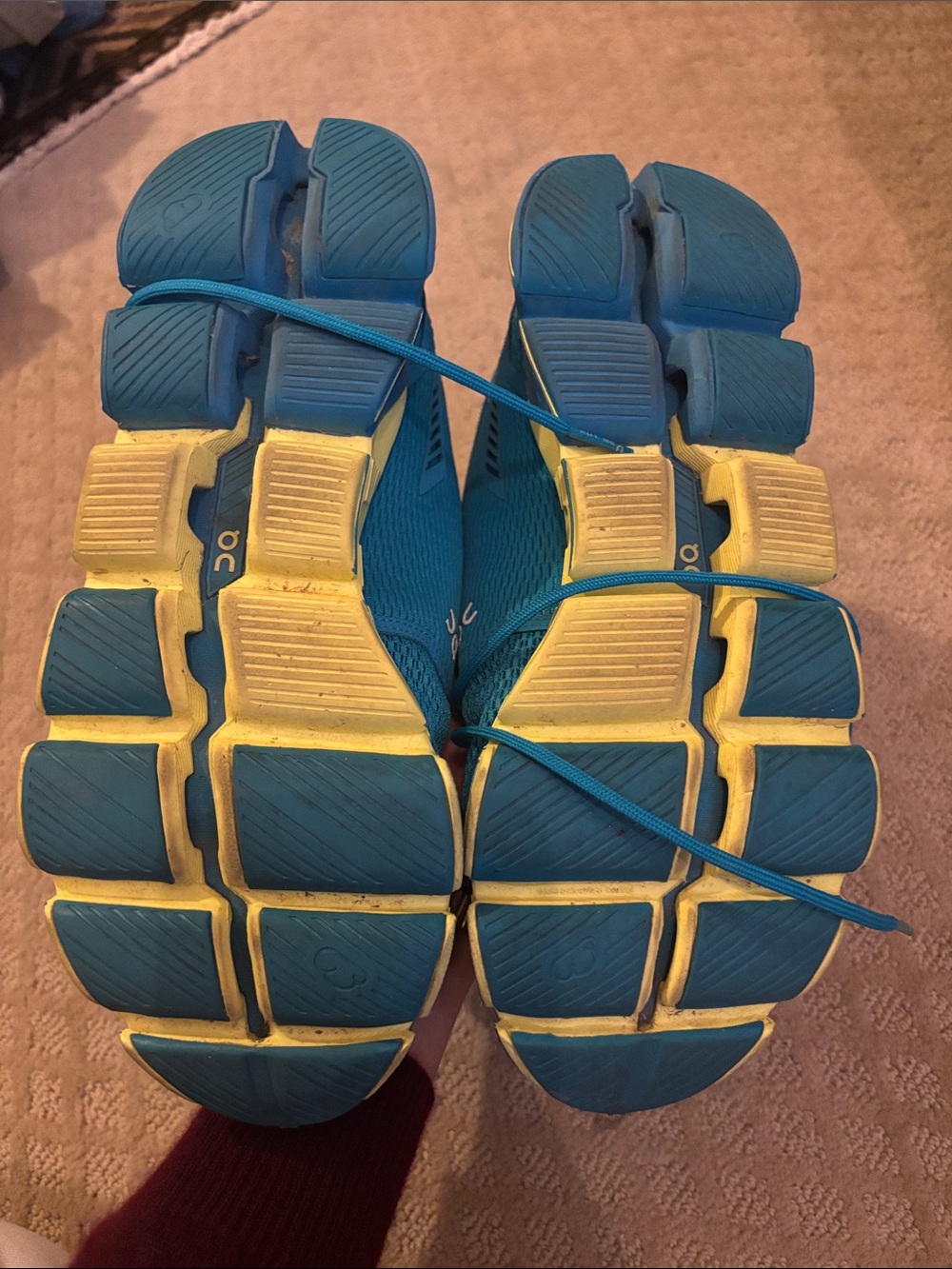 On running OnCloud running shoes. Turquoise blue and yellow. - Picture 4 of 4